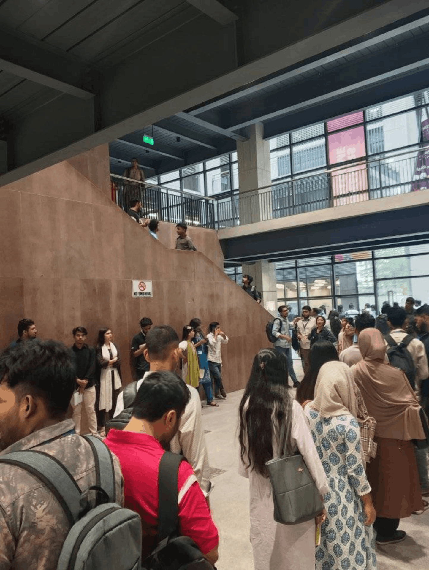 The same open junction between cafeteria, lift, bank and main entrance - completely jammed with students waiting to pay.